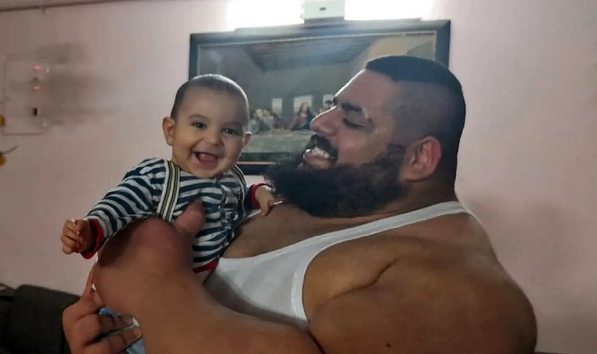 نمایش تازه هالک ایرانی؛ مبارزه با گوریل قزاقستانی