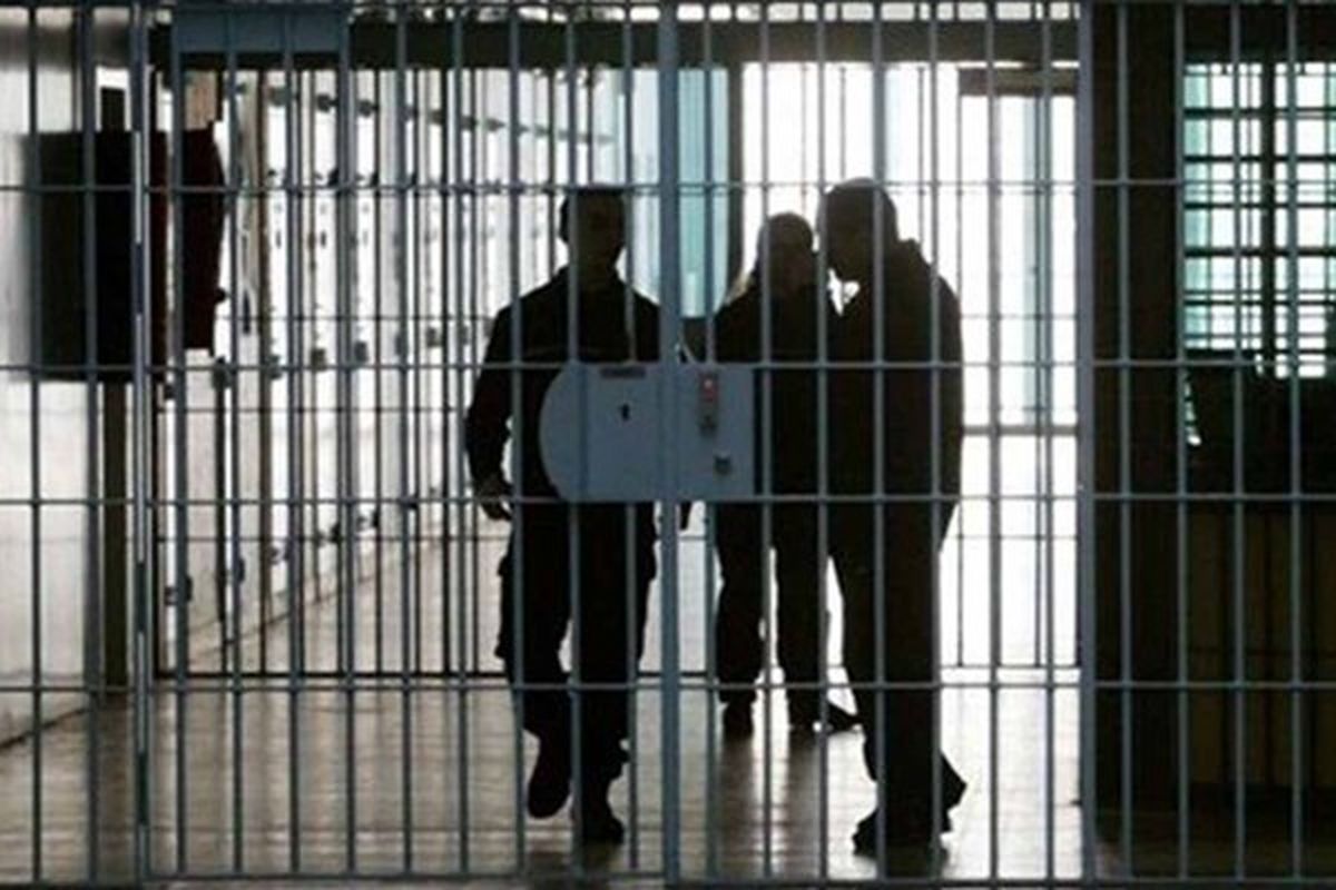 ببینید | واکنش عجیب ضارب ماموران پلیس در دادگاه