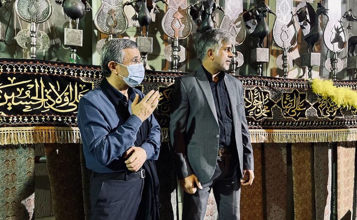 گزارش تصویری | عکس‌ یادگاری مردم با احمدی‌نژاد در شب تاسوعا
