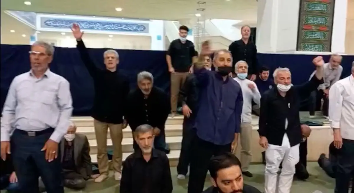 تماشا کنید | شعارهای عجیب علیه مهدی تاج در نمازجمعه تهران