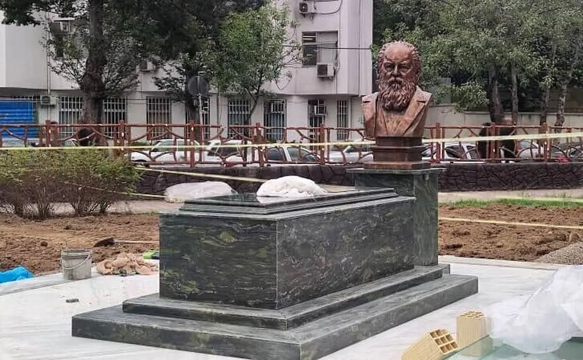 اولین عکس از آرامگاه «هوشنگ ابتهاج» پس از نصب تندیس و سنگ قبر