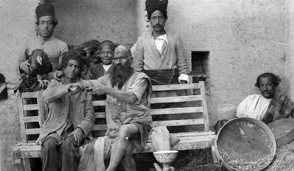 تصاویر کمتر دیده شده از لات‌ها و اوباش زمان قاجار!