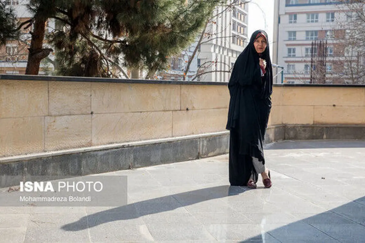 عکس | همسر و دختر آیت الله هاشمی مقابل زندان اوین