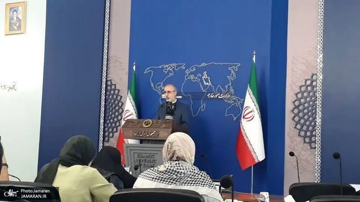 حضور سخنگوی وزارت خارجه در جمع خبرنگاران با ماسک شیمیایی