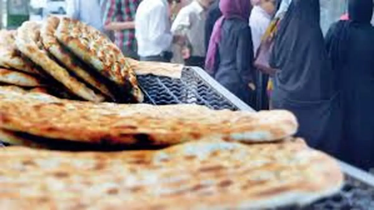 برخورد با یک نانوایی که صف زن و مرد را یکی کرده بود + عکس