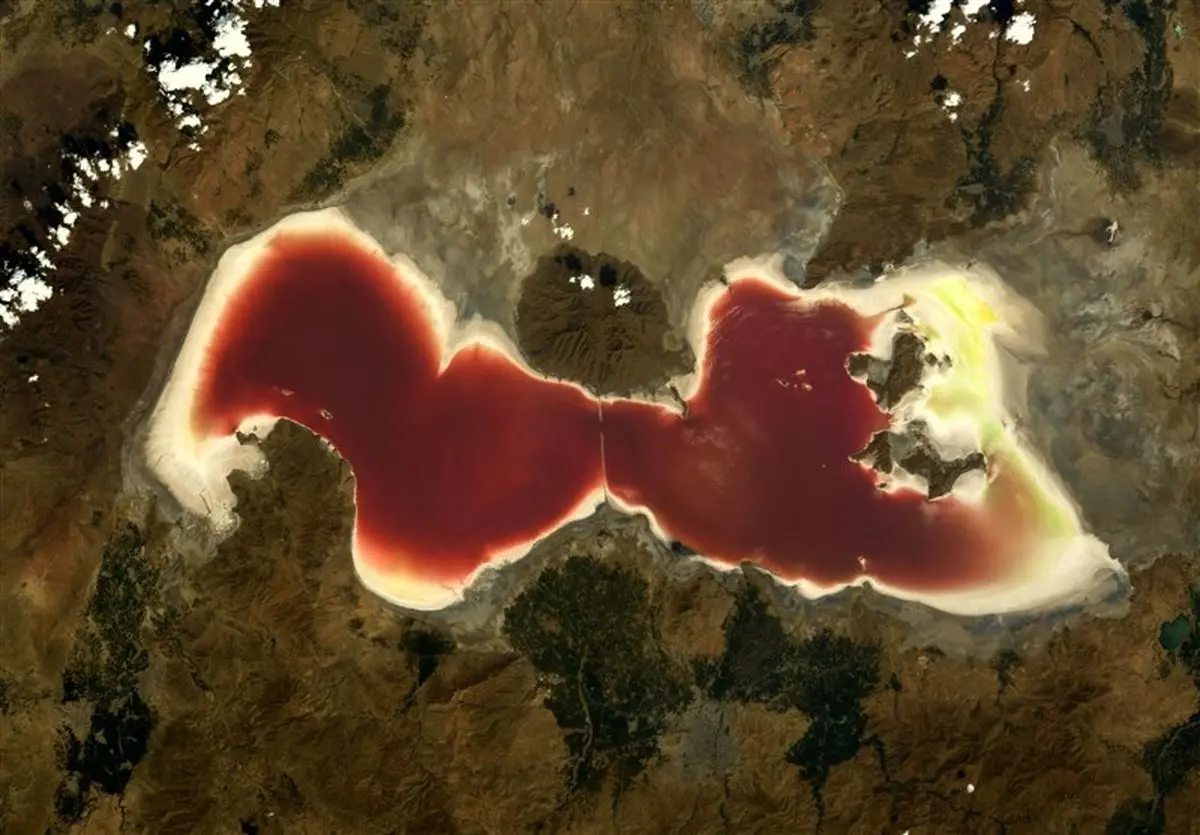 کاهش مساحت دریاچه ارومیه از ۱۵۰۰ به ۵۳۰ کیلومتر مربع