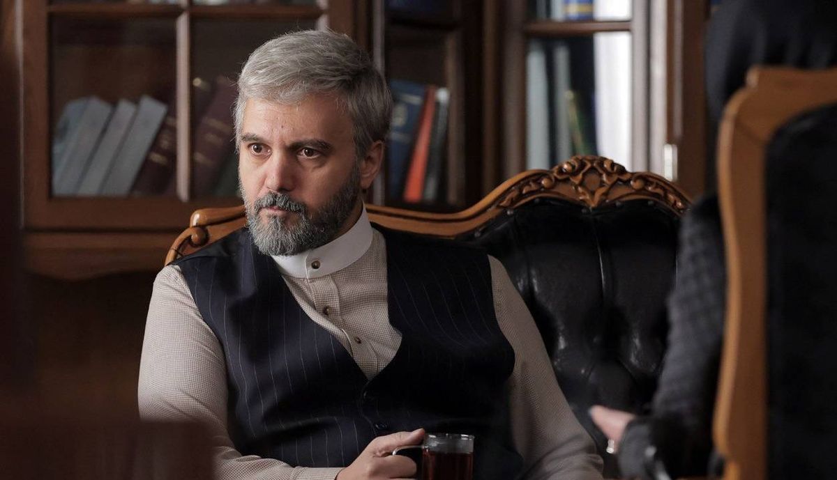کامبیز دیرباز با گریم نقش طلوعی در سریال زخم کاری 2؛ تصویر جذاب از آقای بازیگر