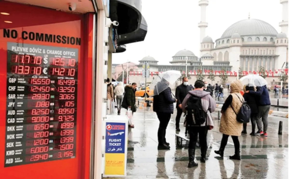 خشم ترک‌ها از سوزاندن اسکناس لیر توسط گردشگران خارجی