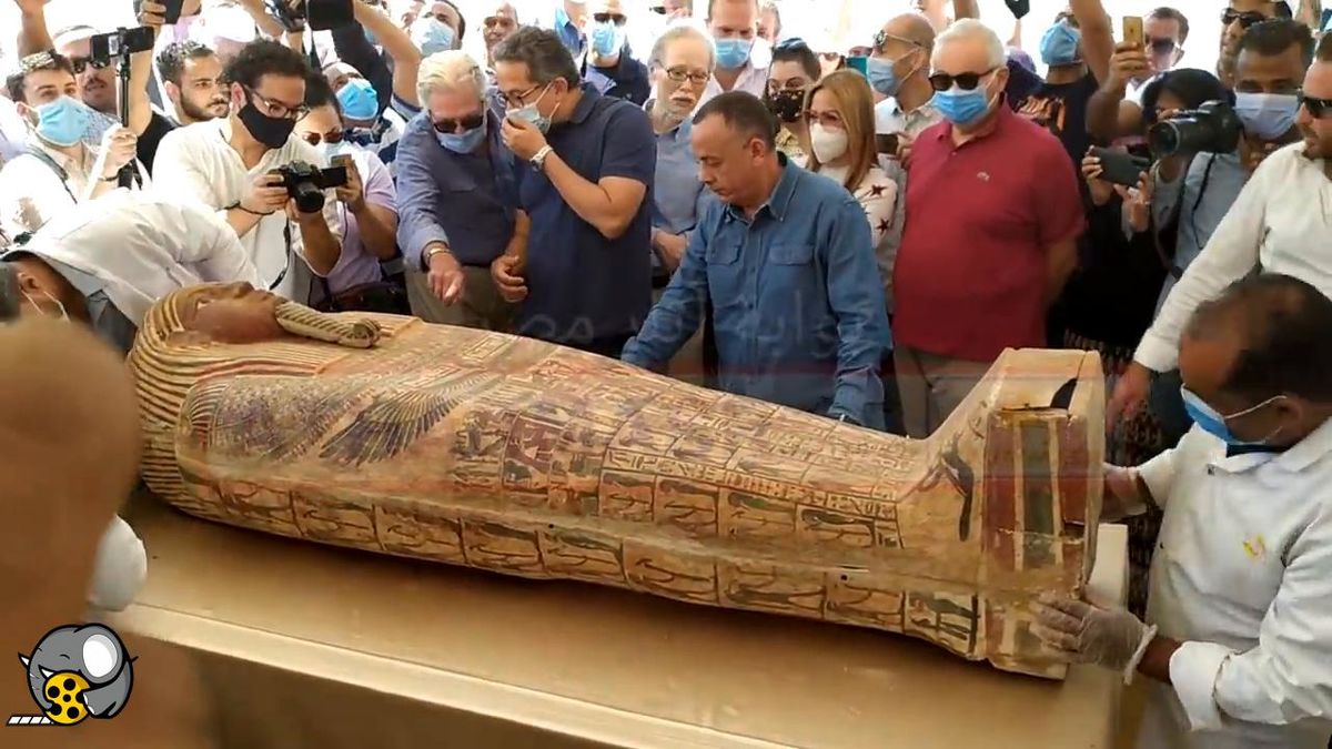 ببینید | لحظه باز کردن تابوت تازه کشف‌شده از مصر باستان