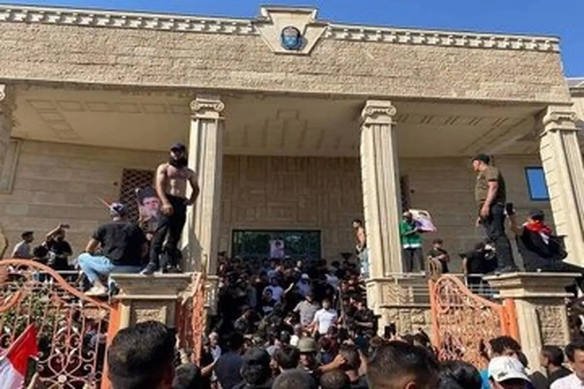 حمله عراقی‌ها به سفارت سوئد در اعتراض به قرآن‌سوزی در این کشور