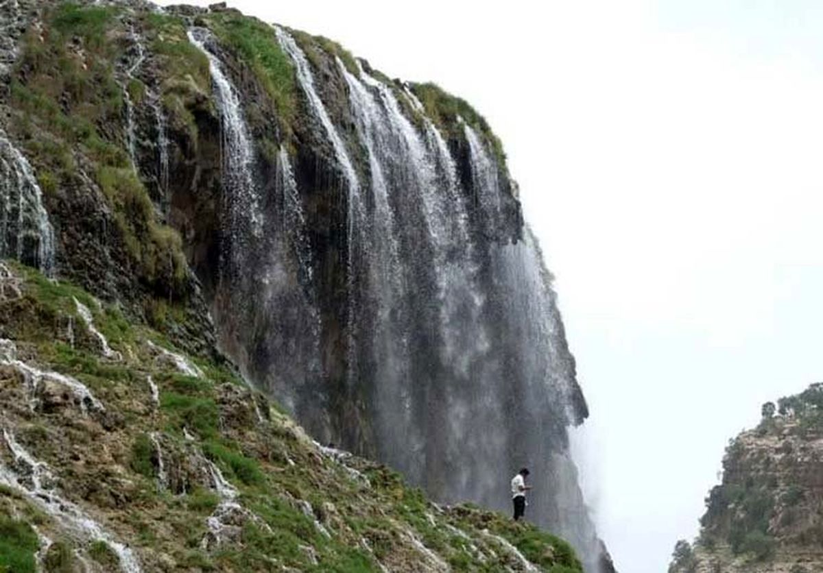 ببینید | تصاویری نجات یک خواهر و برادر هنگام سقوط از آبشار