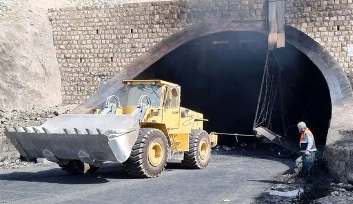 خودرو‌های سوخته از تونل تنگه زاغ هرمزگان بیرون آمدند