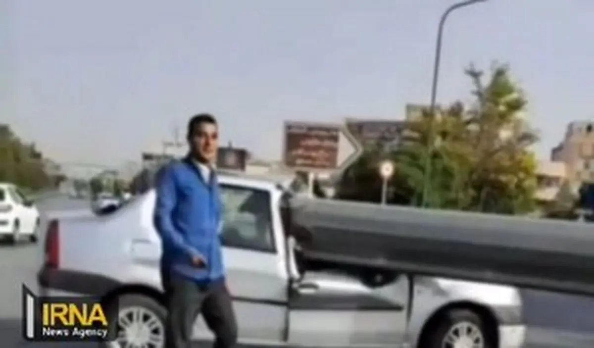 سقوط پایه پرچم روی خودروی ال‌۹۰ در اصفهان