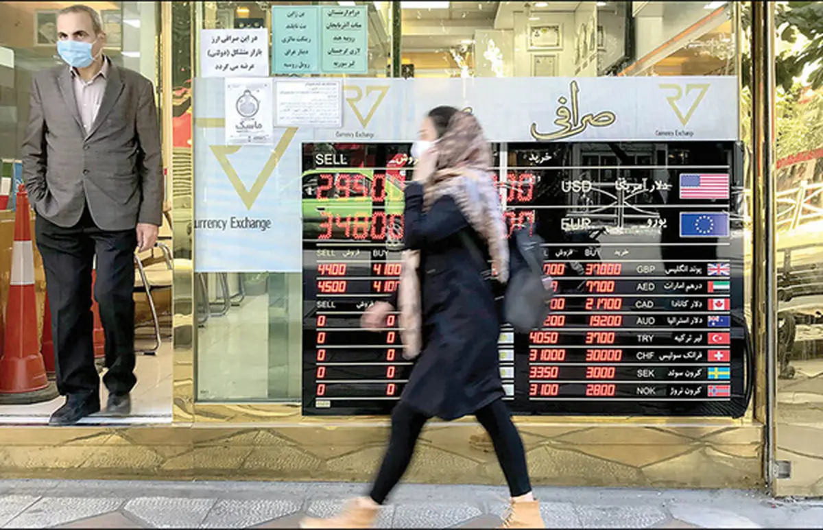 صرافان و دولت سرشاخ شدند، دلار بالا کشید
