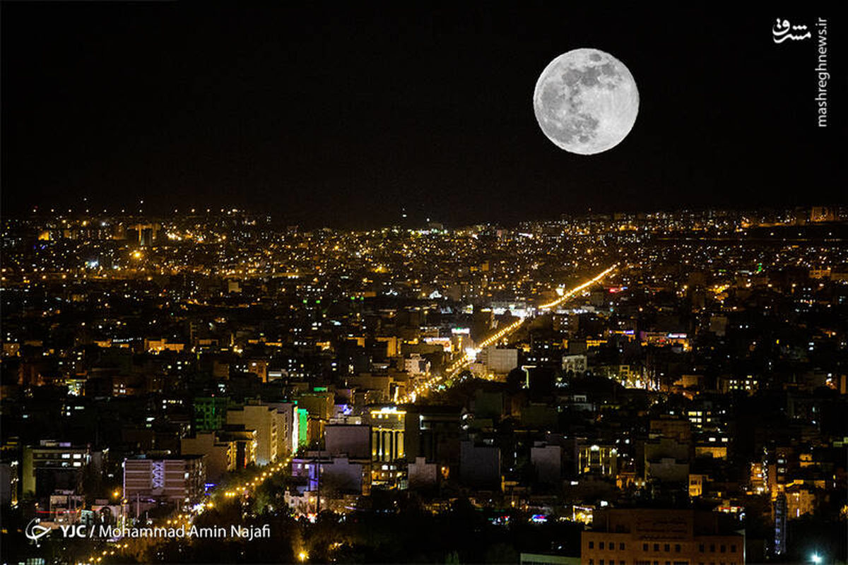 ببینید | اَبَر ماه کامل بر فراز شهر تهران