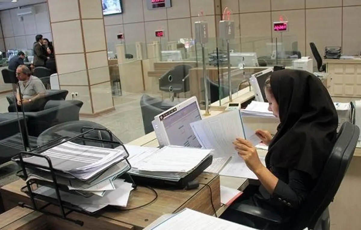 کارمندان‌ بانک بیشتر حقوق‌ می‌گیرند یا برنامه‌نویس‌ها؟