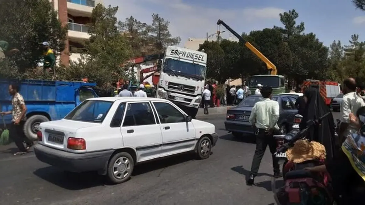 تصادف عجیب پژو تریلی در بلوار قائم شهر سمنان