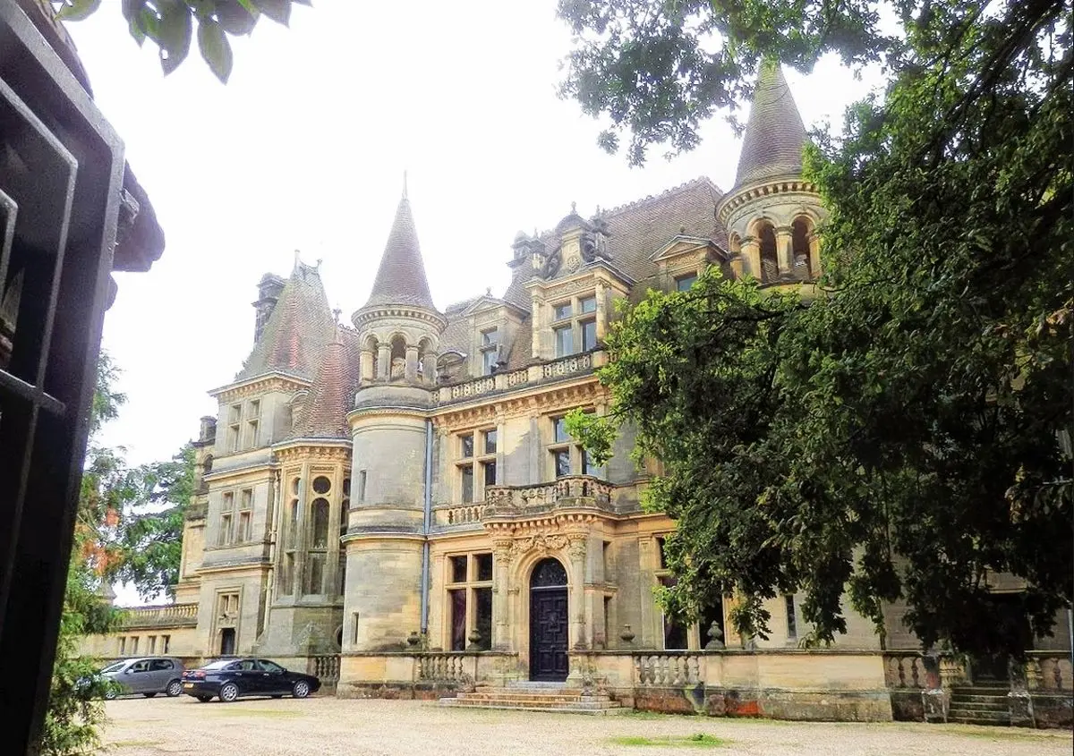 فرضیاتی درباره قصر ‌ابراهیم‌ گلستان در انگلستان