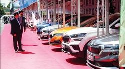 تحویل نمادین خودروهای وارداتی‌ به مشتریان توسط وزیر صمت