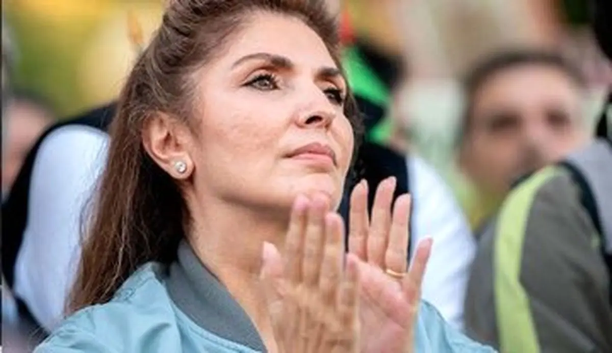 ۴۵۶ دلار بدهید کنار همسر رضا پهلوی بنشینید