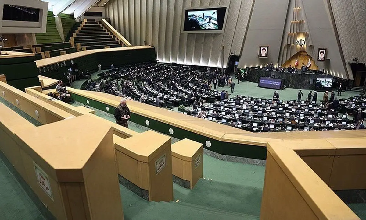 سایه مجمع روی بهارستان