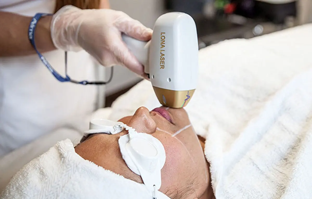 يك هشدار بنفش برای اشعه‌های مراكز ليزر