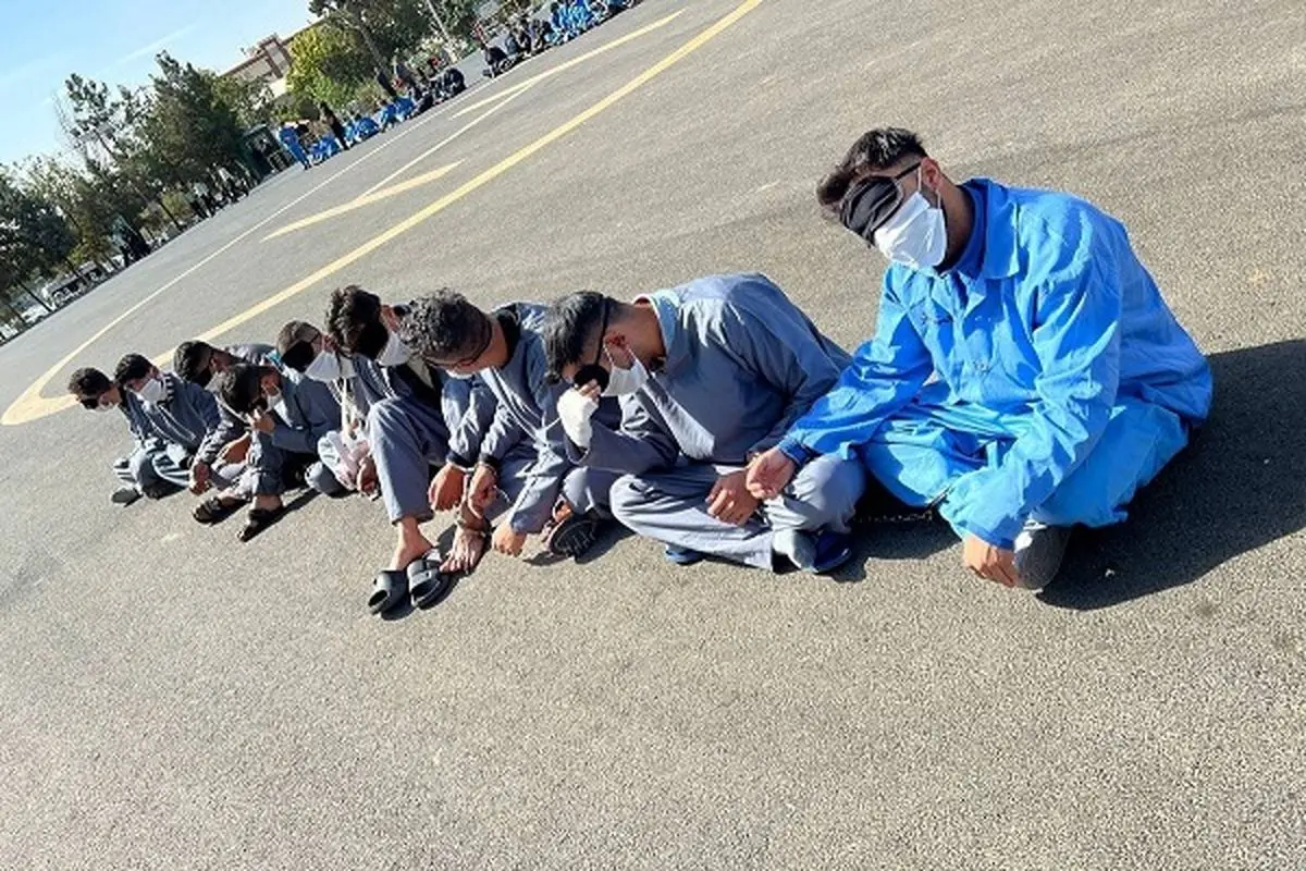 ویدئو | خط و نشان عجیب شرور بازداشت شده در مقر پلیس!