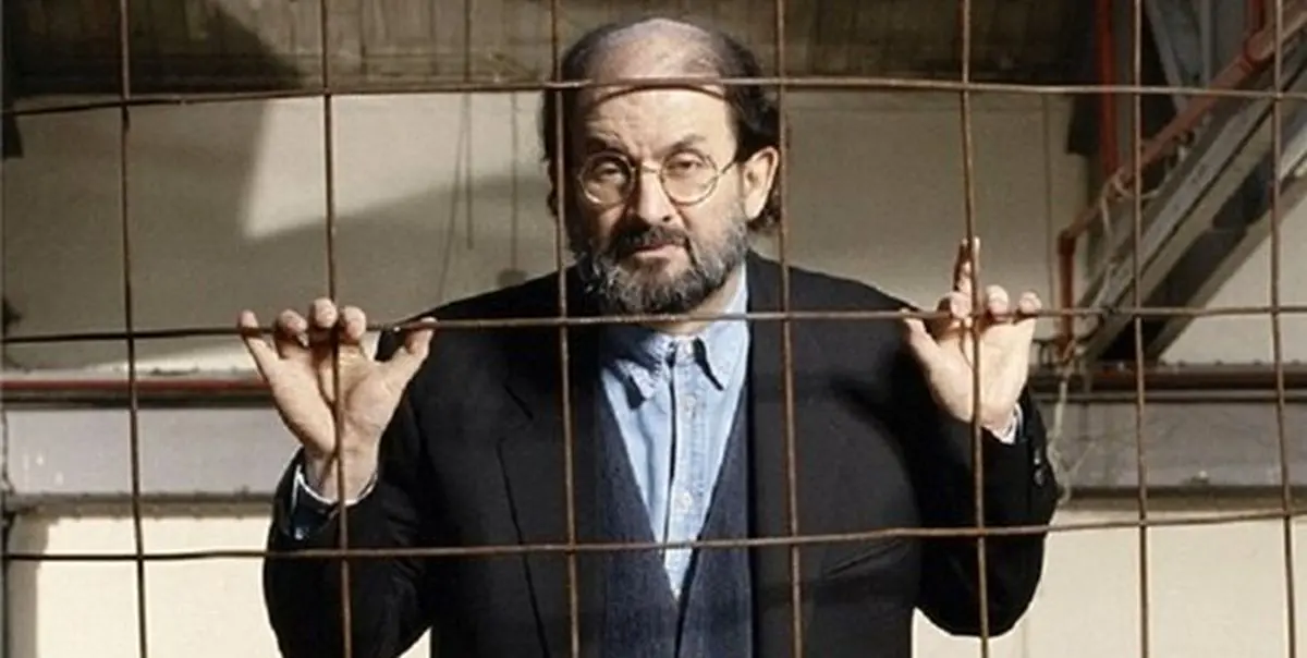 انتشار تصویری از سلمان رشدی بعد از حمله با چاقو + عکس