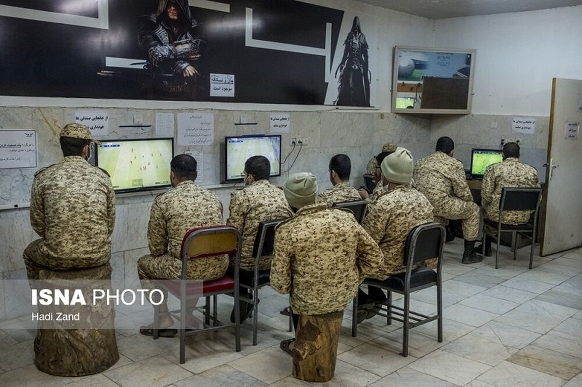 عکسی از سربازان وظیفه هنگام بازی با پلی استیشن