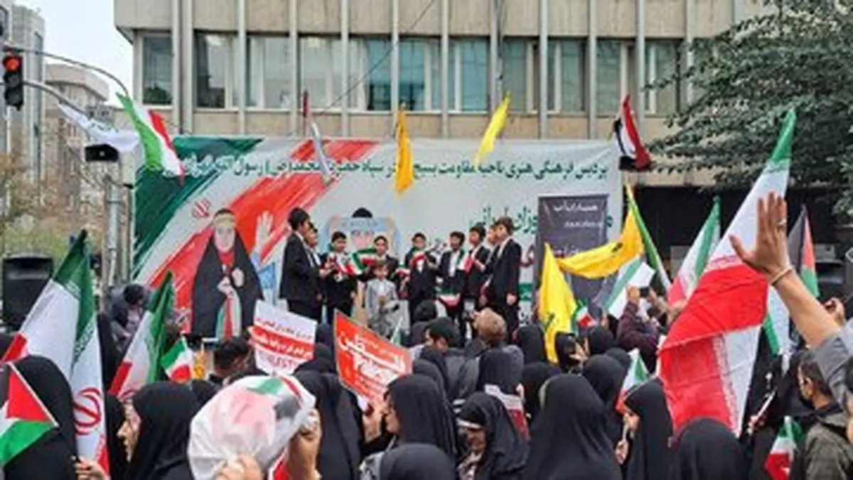 هیتلر، بایدن و ترامپ در راهپیمایی امروز
