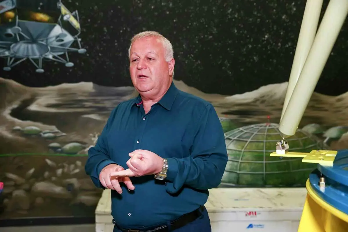 آقا کمال رقیب ایلان ماسک