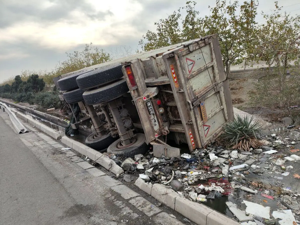 واژگونی کامیون در بزرگراه آزادگان