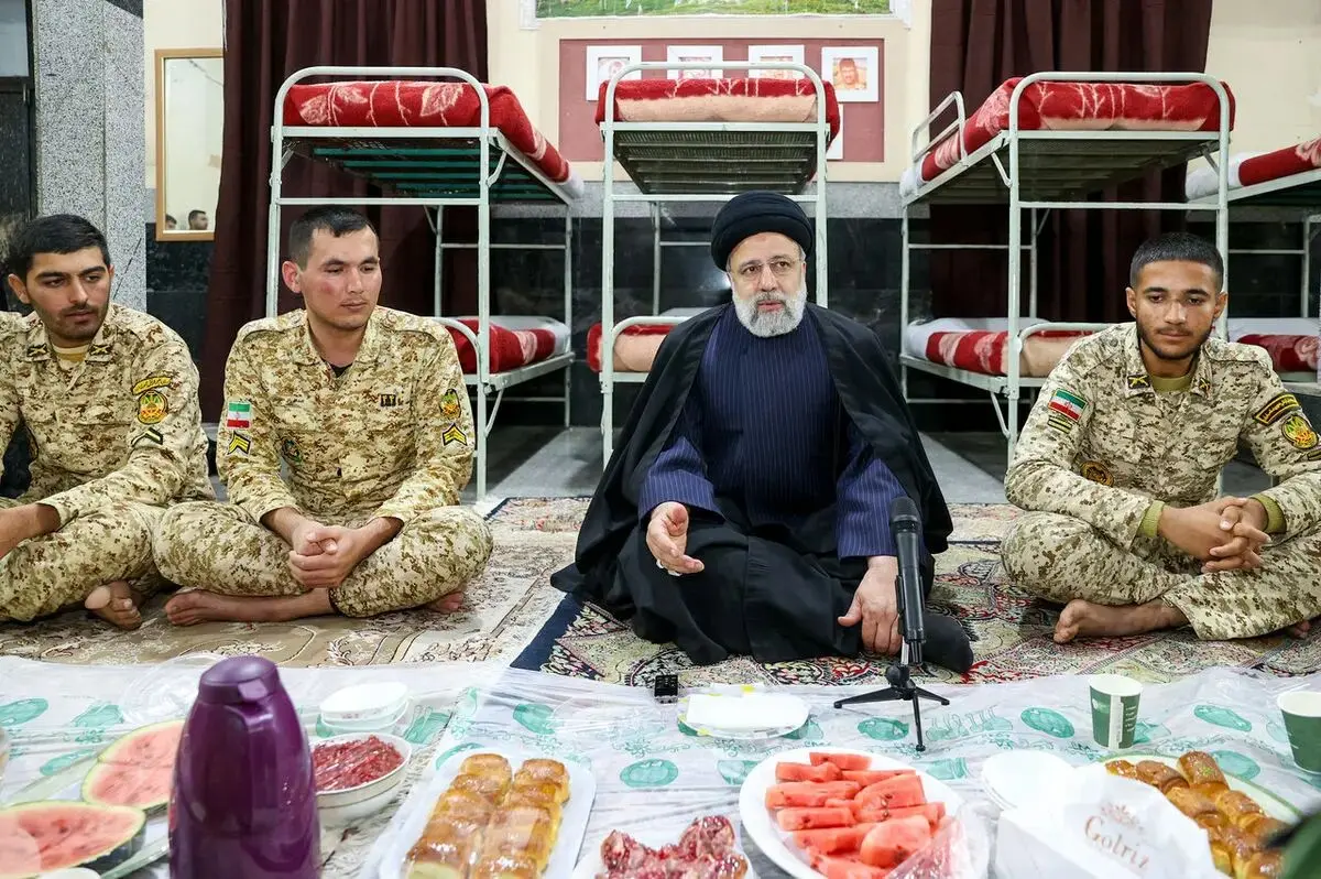 رئیسی شب یلدا را با سربازها گذراند