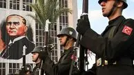 جنگ با لباس نظامی بر‌سر آتاتورک