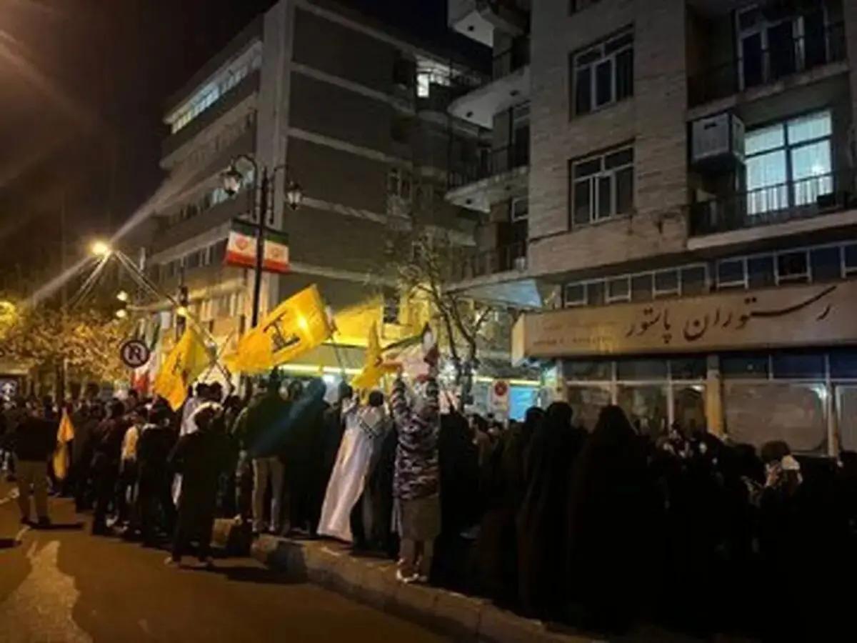 تجمع مقابل شورای عالی امنیت ملی بعد از ترور سردار سپاه