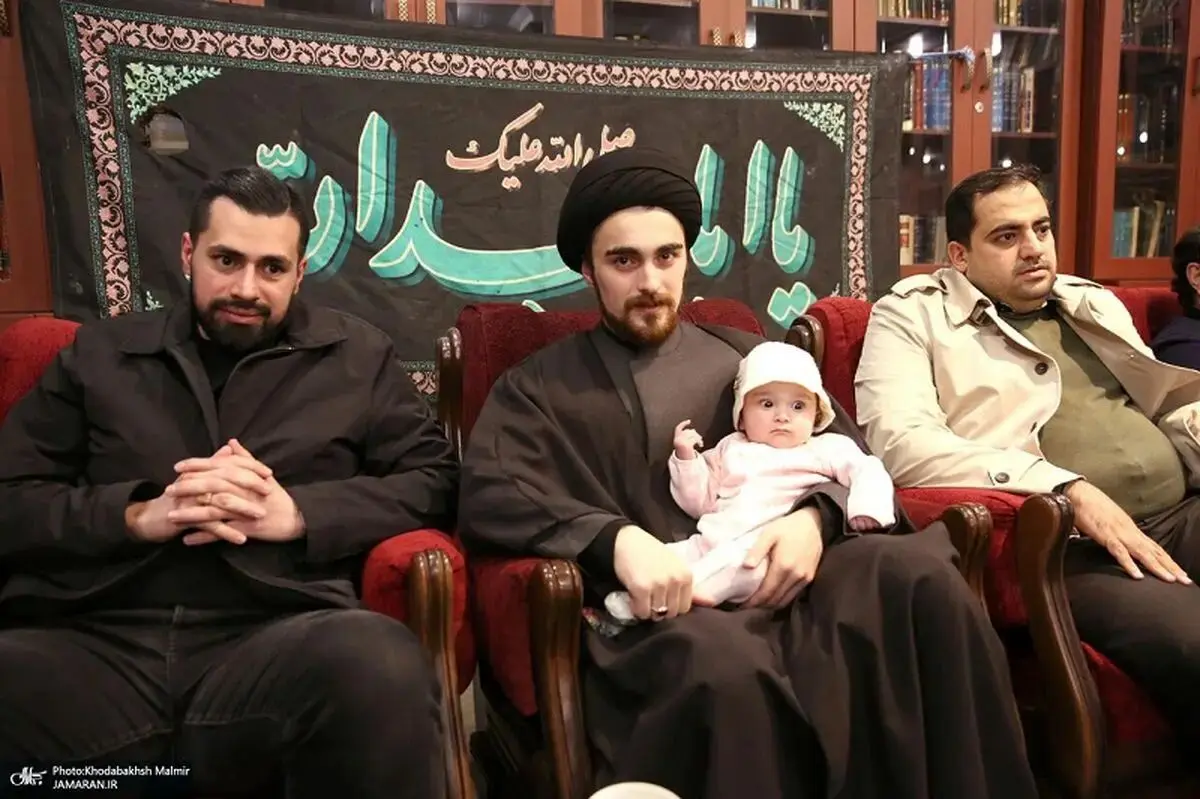 ببینید | عکس جدید از ایران خمینی در آغوش پدرش