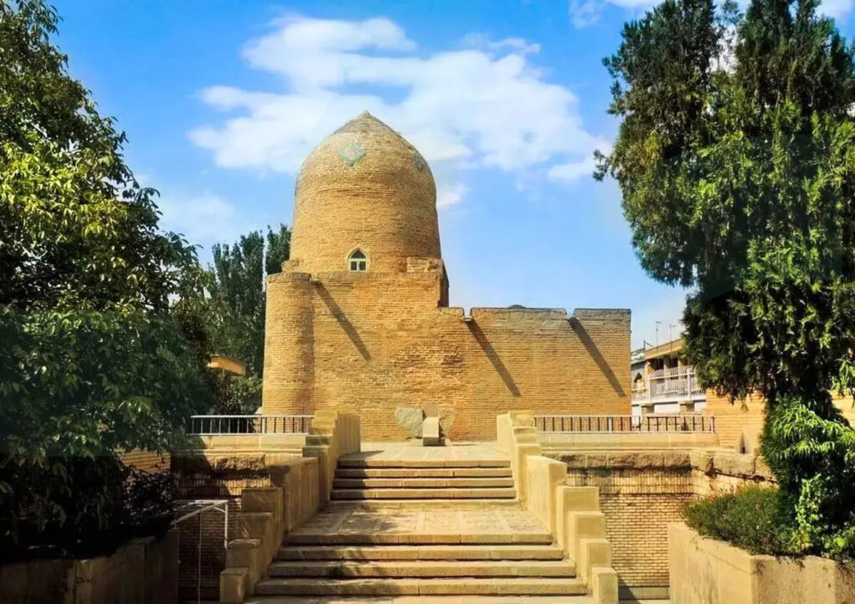 پرتاب کوکتل مولوتف به یک مقبره باستانی در همدان
