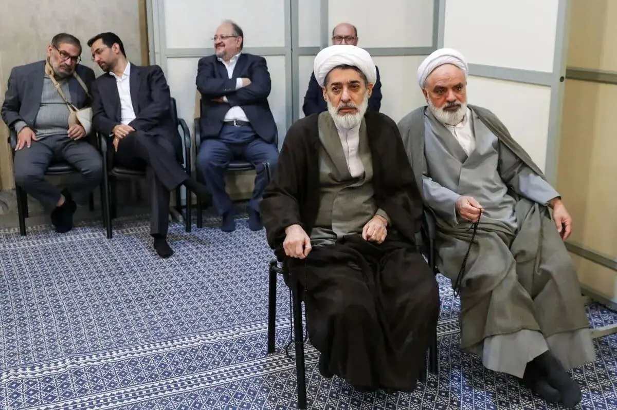 دست شکسته شمخانی در دیدار با رهبر انقلاب
