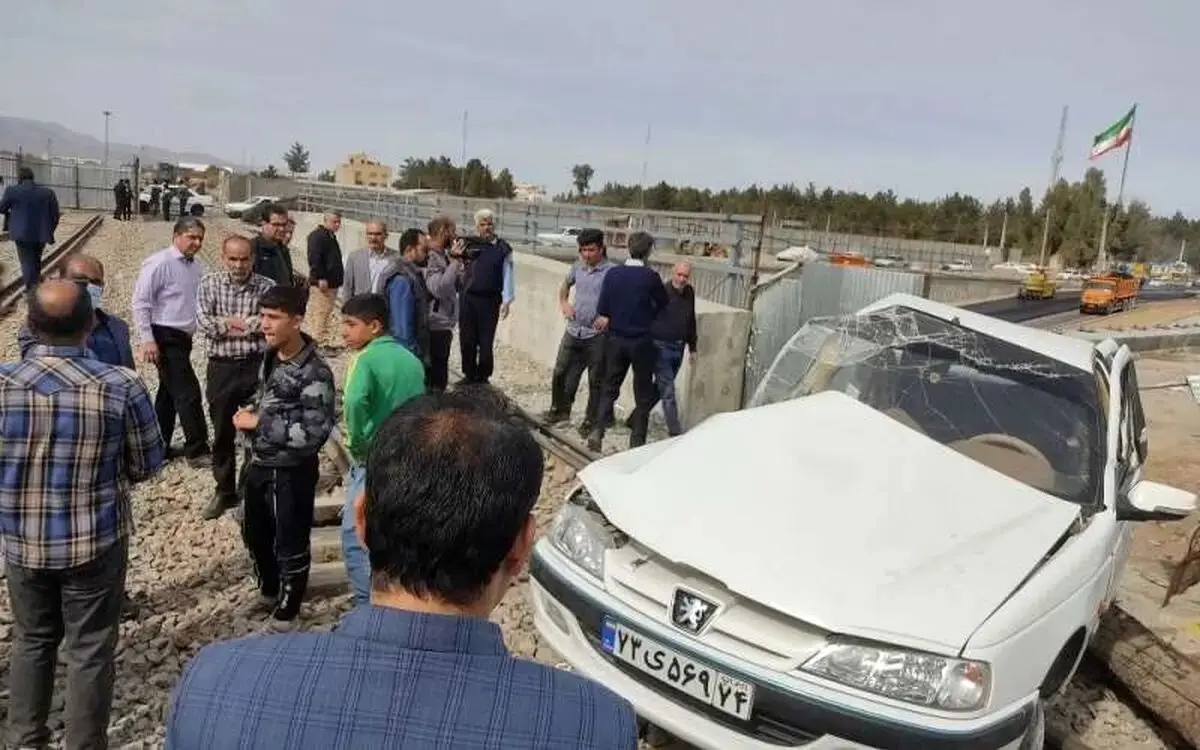 ببینید | اولین تصاویر از برخورد لوکوموتیو راه‌آهن زاهدان با پژو پارس