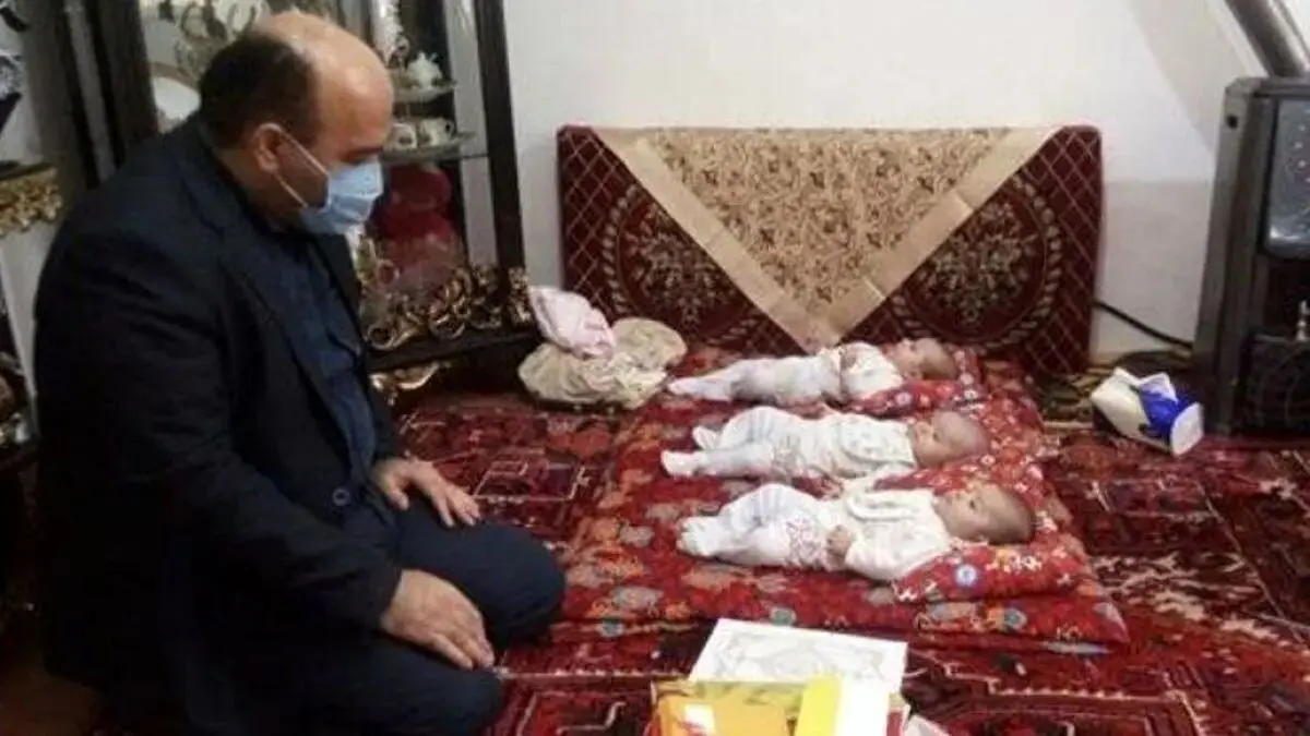 عکس| هدیه رهبر انقلاب به پدر و مادر سه‌قلوها