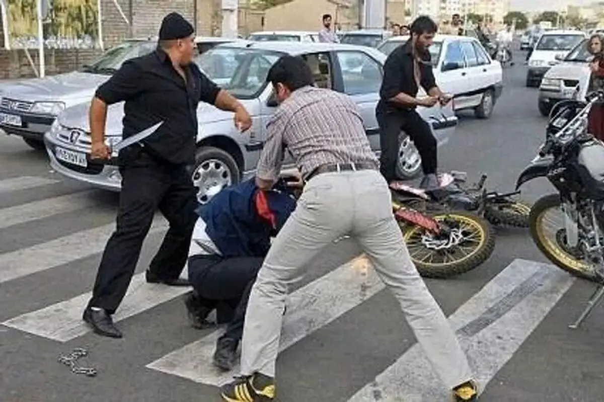 حمله با قمه‌ به خودروی پلیس