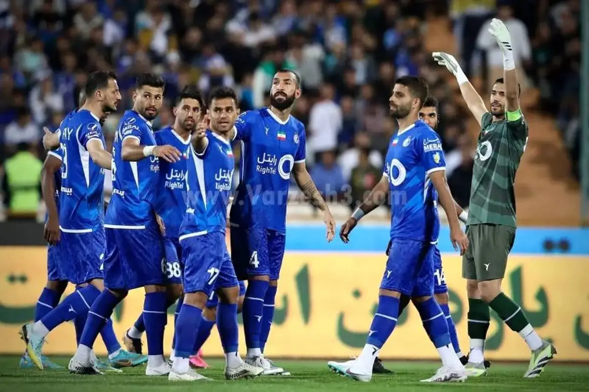‌تشویق 2 بازیکن استقلال در ‌آزادی توسط همسران‌شان