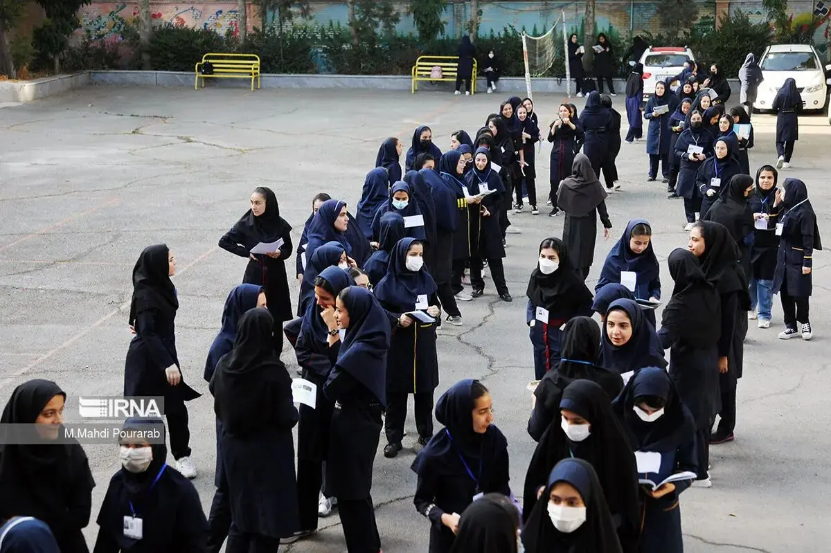 قیچی کردن لباس دانش‌آموزان کار دست کارکنان این مدرسه داد