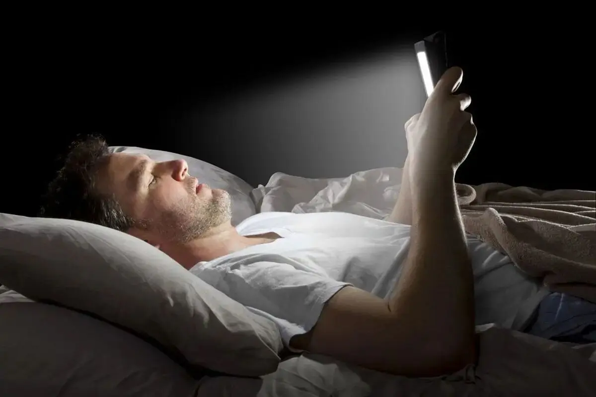 هشدار استفاده از موبایل هنگام خوابیدن