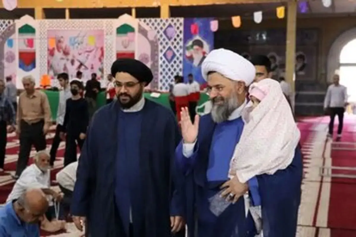 عکسی جالب از ‌حضور ‌امام جمعه خورموج‌ پشت تریبون