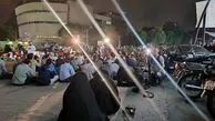 عکس| تجمع شبانه مردم در میدان ولیعصر درپی سانحه برای رئیسی