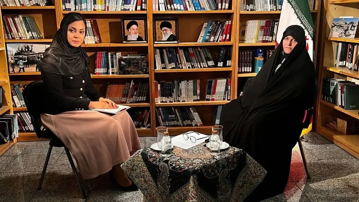 اولین عکس از سوگواری جمیله علم‌الهدی بر سر تابوت ابراهیم رئیسی