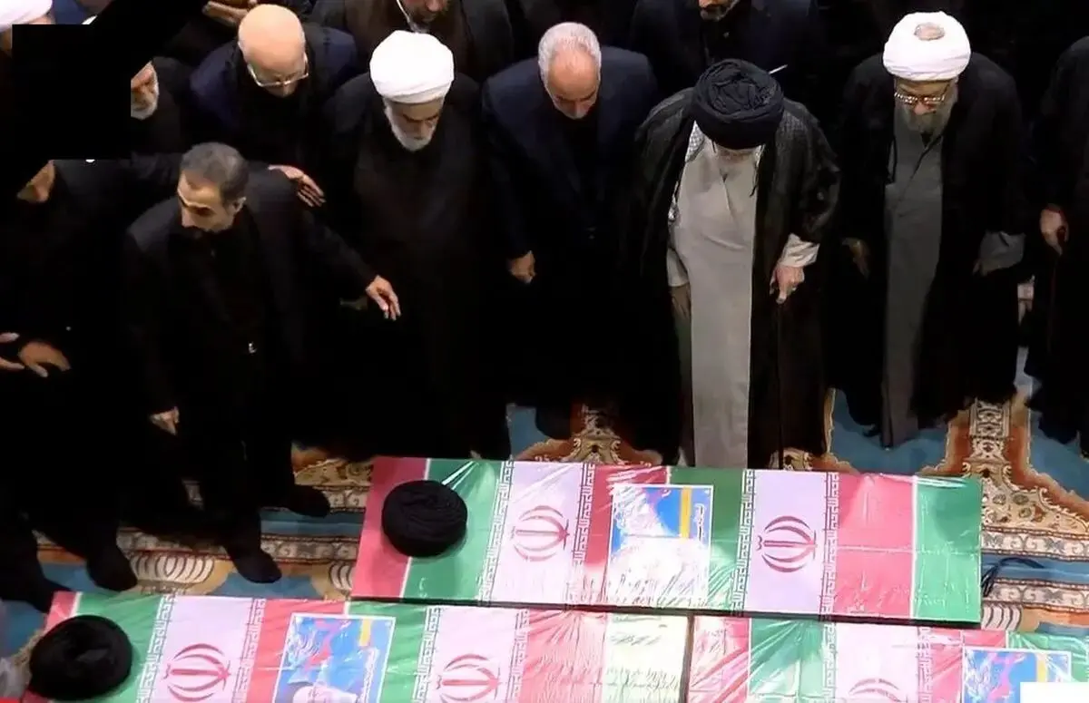 ببینید | وداع رهبر انقلاب با پیکر رئیس جمهور و شهدای سانحه بالگرد