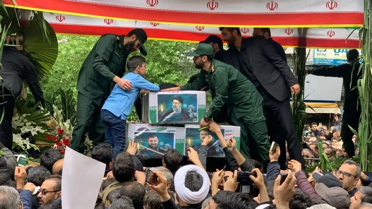 رمزگشای از دعاهایی خاص رهبر انقلاب در نماز بر پیکر شهید رئیسی