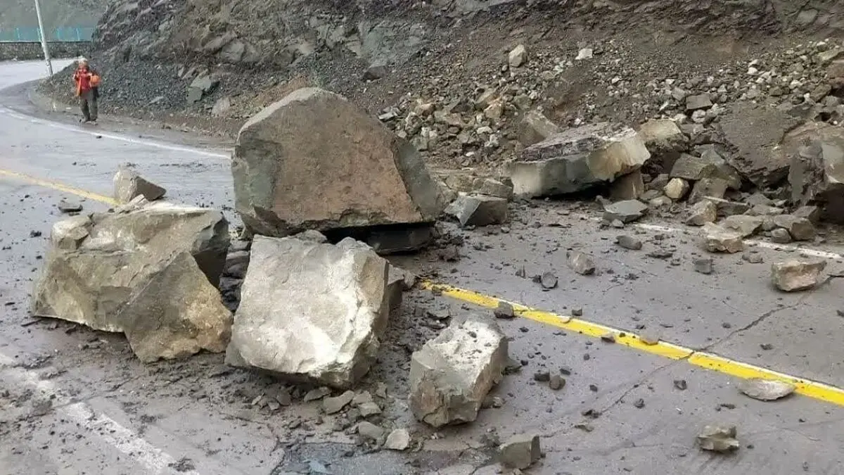 جزییات حادثه سقوط سنگ در جاده کندوان